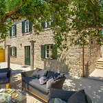 Hedera Estate, Hedera Iv Villa *